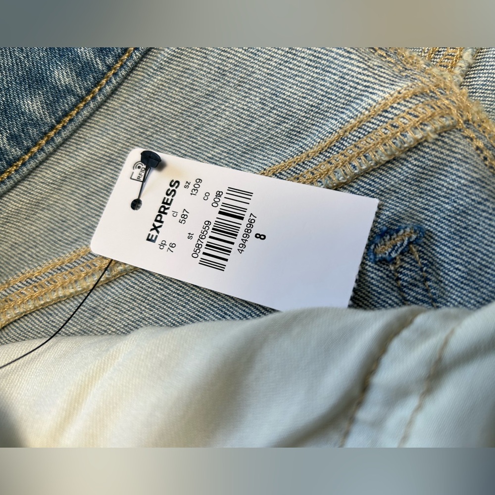 NWT🌷EXPRESS High-Waisted Light Wash Raw Hem 2.5” Inseam Vintage Jean Shorts - Picture 6 of 7